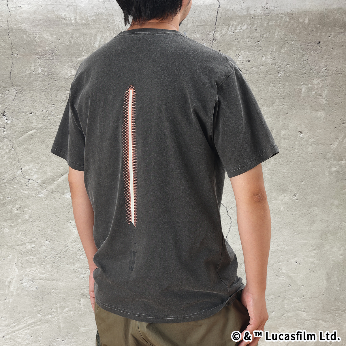 STAR WARSライトセーバーBOX入り 蓄光Tシャツ ダース・ベイダー